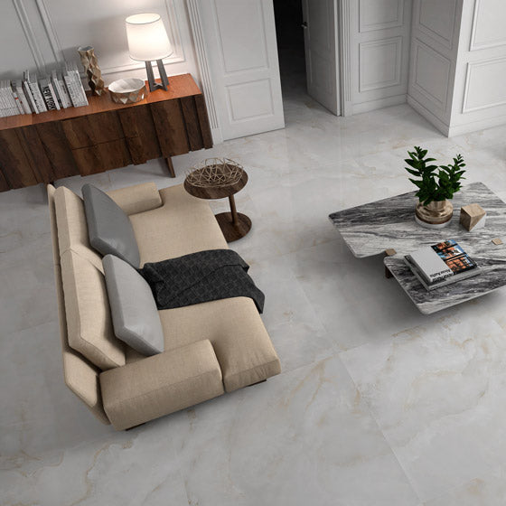 Großformatige Fliese 120 cm in marmorierter Sand-Beige-Optik, inspiriert von Naturstein – ideal für elegante Wand- und Bodenflächen