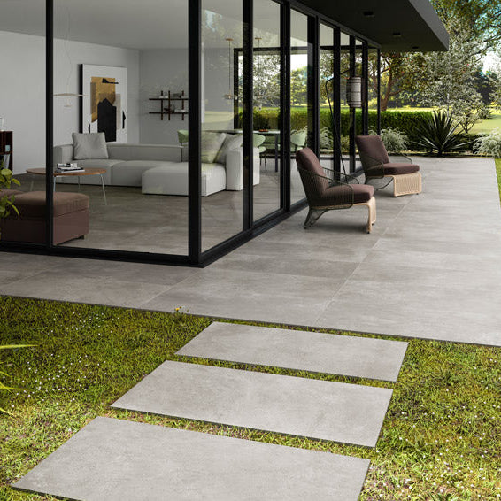 Großformatige Gartenfliesen aus Feinsteinzeug, ideal für Balkon und Terrasse